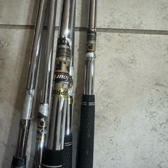 Tour Edge 5 Pc Iron Set In Right Handed 
Steel shafts - Picture 5 of 9